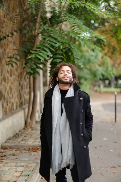 Bien parecido medio nigeriano chico paseando . — Foto de Stock