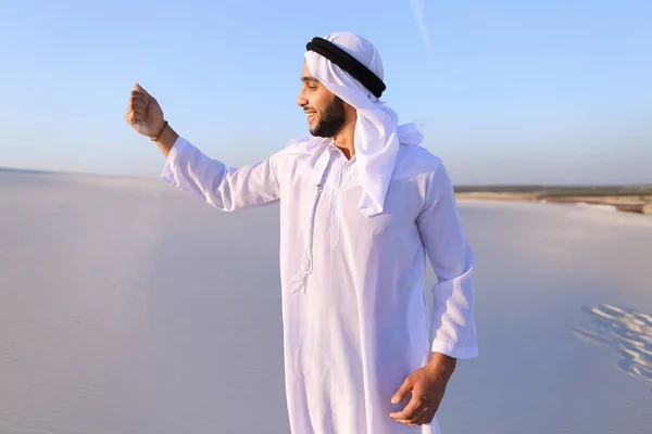 Retrato del hombre musulmán en el desierto de arena en la tarde clara de verano — Foto de Stock