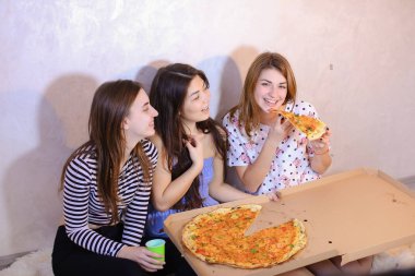 Şirin kızlar serin vakit geçirmek ve pizza keyfini çıkarın, brig katta oturmak