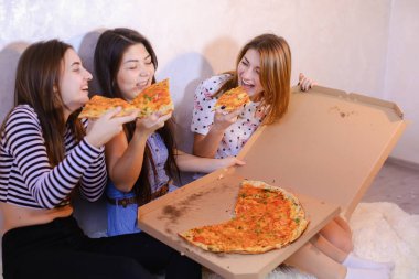 Şirin kızlar serin vakit geçirmek ve pizza keyfini çıkarın, brig katta oturmak