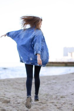 Sevimli kadın gülümseme ile teşkil etmektedir ve deniz kıyı savaş yürür