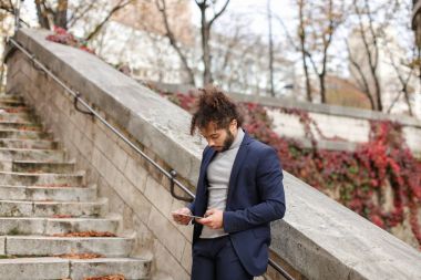 Tablet ile kalmak ve w izlerken yakışıklı yarım Nijeryalı çocuk