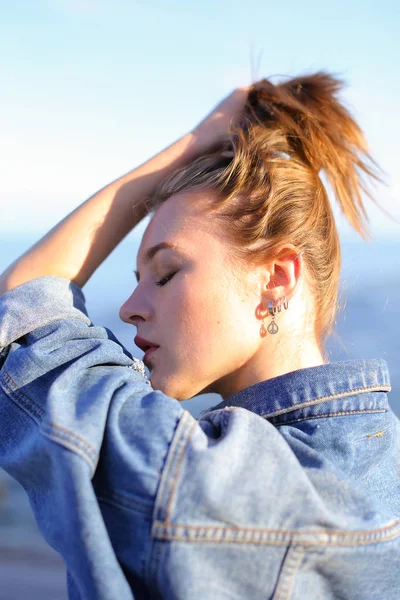 Pretty girl with back to camera enjoying sea air, stands on seas — Stock Photo, Image