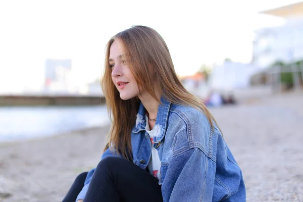 Retrato de menina alegre que posa na câmera e bonito ri si — Fotografia de Stock