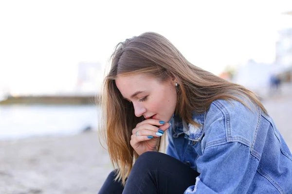 Portrait of cheerful girl who poses on camera and cute laughs si — Stock Photo, Image