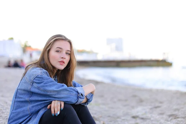 Retrato de menina bonito que sorri e olha para a câmera, sentado em — Fotografia de Stock