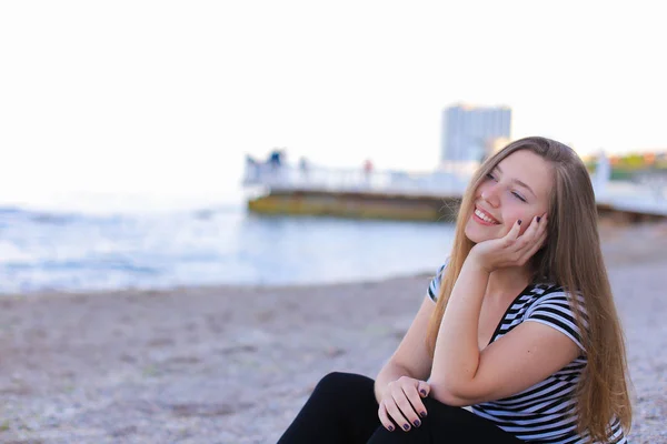 Portrait de fille gaie qui pose à la caméra et riant mignon — Photo