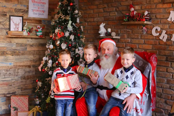 Saudara-saudara asli menyanyikan lagu-lagu Natal untuk Santa Claus di roo — Stok Foto