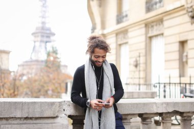 Çekici karışımı kan çocuk kızla yanında smartphone e ile sohbet