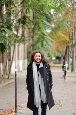 Yumuşacık saçlı kafa sallayarak ve gülerek jocund melez adam.