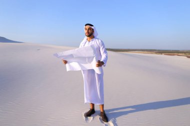 Ciddi genç Arap işadamı inşaat planı, st dikkate alınarak