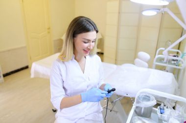 Profesyonel kadın microblading master araçları iş için hazırlar.