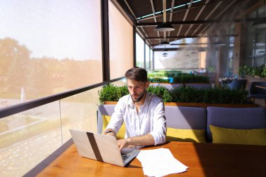 Cafe masa laptop metin yazarak metin yazarı.