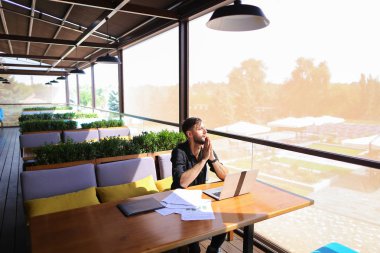 Cafe masa laptop metin yazarak metin yazarı.