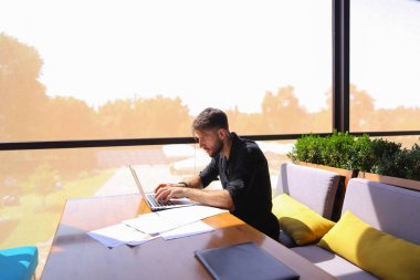 Miktar arazi kafeterya masada kağıtları ve dizüstü bilgisayar ile çalışma.