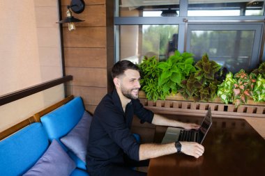 Röportaj veren ve kamera kucak yakınındaki bakarak Avrupa Yöneticisi