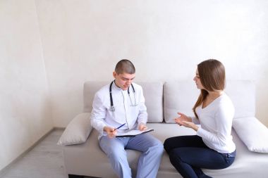 Açıklayıcı doktor resepsiyona gelen kadına tavsiye verir bir