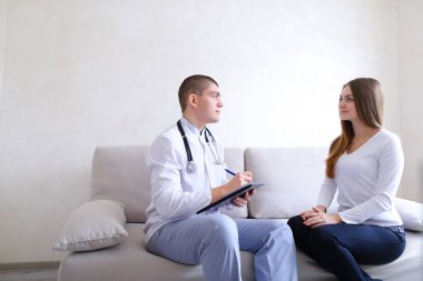 Kız erkek doktor tedavi reçete görmeye geldim. Adam ve w