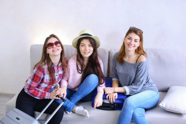 Yolculuğa mı çıkıyorsun ve arka koltukta bavul hazırlama şirin kızlar