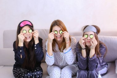 Üç sevimli bayan arkadaş dinlenmek ve yüz güzelliği tedavi olun