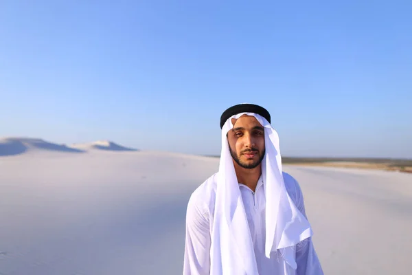 Young male emirate rejoices in life and walks through expanses o — Stock Photo, Image