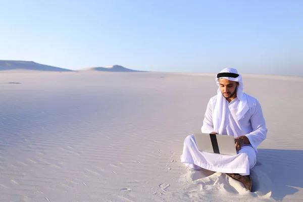 Emirati facet profesjonalnego projektanta z komputera projekty projekt — Zdjęcie stockowe
