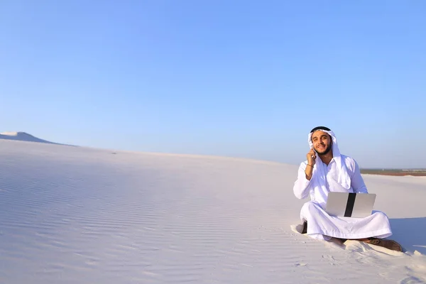 Успішний мусульманських чоловіків архітектор спілкується на телефон з кліє — стокове фото