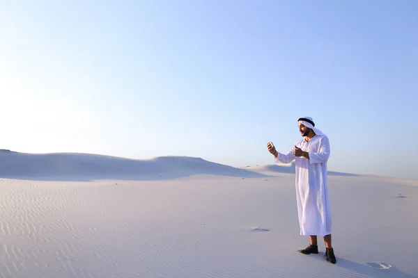 Joyeux arabe mâle appels touristiques ami sur Skype par cellulaire et sho — Photo