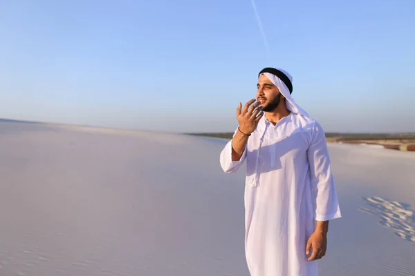 Ritratto di uomo musulmano nel deserto sabbioso nel limpido pomeriggio d'estate — Foto Stock