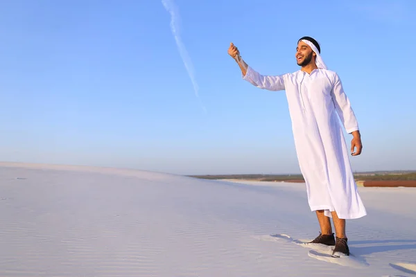 Retrato de homem muçulmano no deserto arenoso na tarde de verão clara — Fotografia de Stock