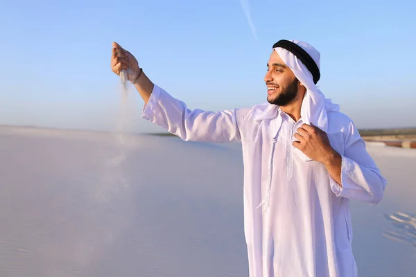 Retrato del hombre musulmán en el desierto de arena en la tarde clara de verano — Foto de Stock