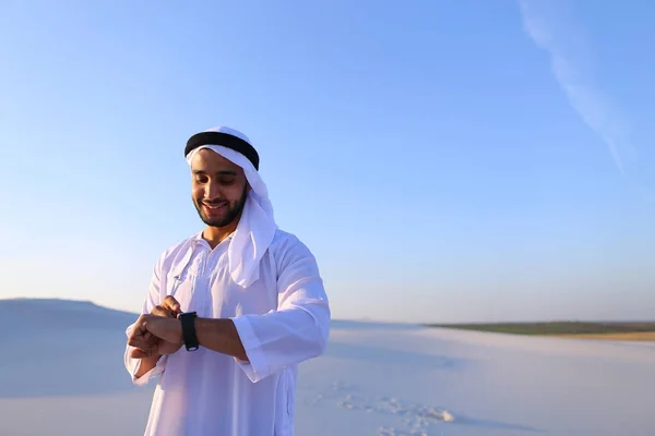 Retrato de belo empresário árabe que experimentando novo iWatc — Fotografia de Stock