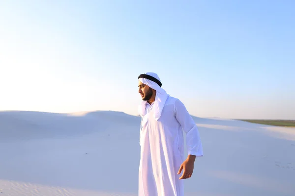 Красивий арабського Шейха страждає від дискомфорту у спині, стоячи в — стокове фото
