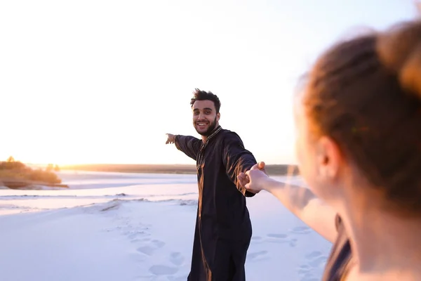 Bien-aimé Arabe gars et fille européenne se tenir la main et marcher le long — Photo