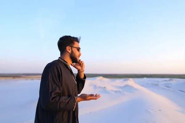 穆斯林的男性旅游谈电话和共享消息，站在 — 图库照片