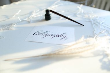 Kaligrafi yazıt üzerinde siyah mürekkep ile güzel kartpostal