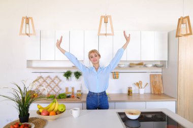 Sevimli kız yeni gün başlamasıyla birlikte mutlu ve tomor hazırlar