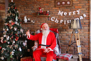 Neşeli Noel Baba holida ile dekore edilmiş oda zevk gösterir