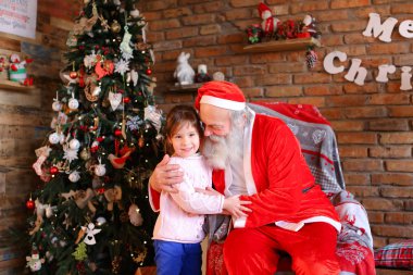 Güçlü kucaklama kız mutlu kadın çocuk ve Santa CIA arasındaki