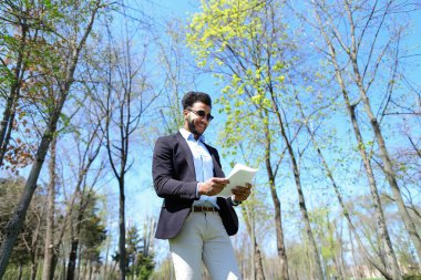 Bir erkek eve iş gezisi sonra gider