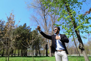 Ağır çekimde el Müslüman çocuk test yeni telefon ve gösteren barış işareti