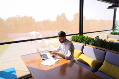 Smartphone ile konuşmak ve laptop ile çalışma emlakçı