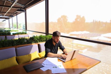 Cafe masa laptop metin yazarak metin yazarı.