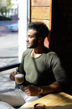 Öğle yemeği zamanı, ağır çekim kahve içme gazeteci.