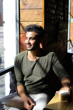 Öğle yemeği zamanı, ağır çekim kahve içme gazeteci.