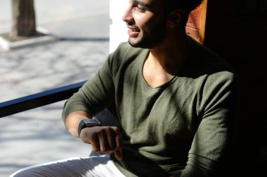 Modern avukat masaj saatime göre gönderme.