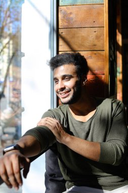 Eğitimden sonra vakit genç vücut geliştirmeci.