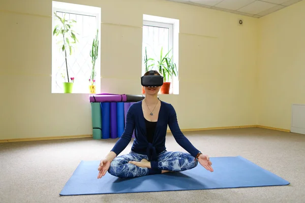 Planificador de bodas hablando por teléfono durante la clase de Pilates — Foto de Stock