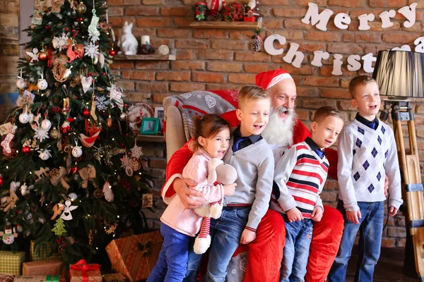 Amigos de niños y niñas gritan emocionalmente canciones de Navidad con — Foto de Stock