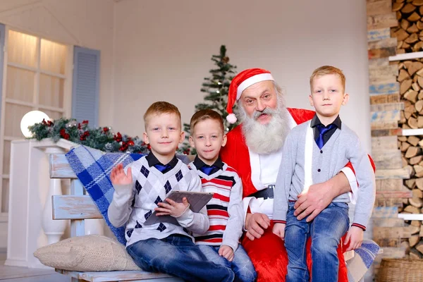 Padre disfruta de los niños jugando el papel de Santa Claus . — Foto de Stock